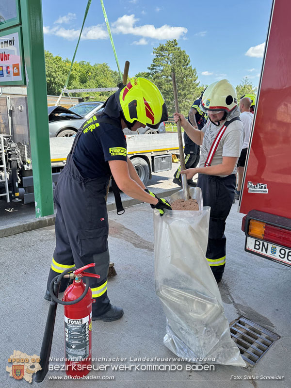 20250630_Fahrzeug prallt frontal gegen Tankstellen-Anzeigetafel in Tattendorf  Foto: Stefan Schneider BFKDO BADEN