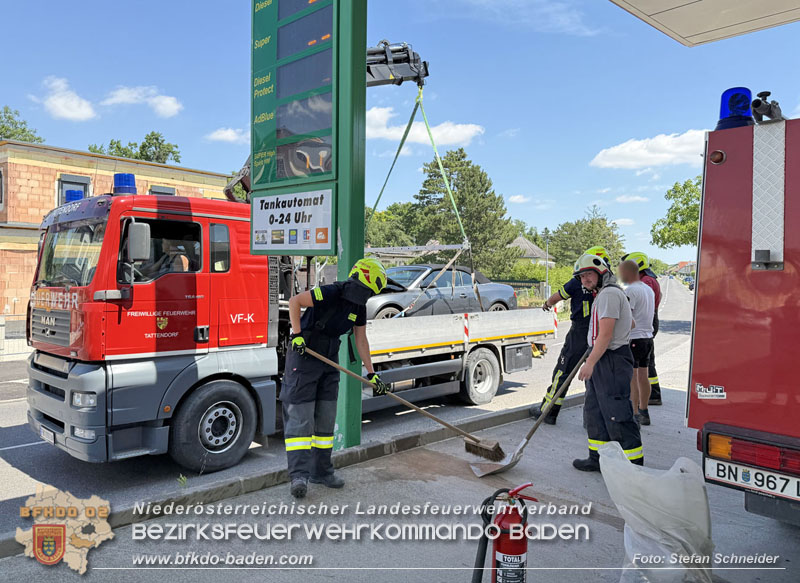20250630_Fahrzeug prallt frontal gegen Tankstellen-Anzeigetafel in Tattendorf  Foto: Stefan Schneider BFKDO BADEN