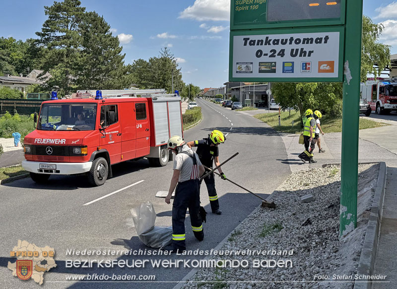 20250630_Fahrzeug prallt frontal gegen Tankstellen-Anzeigetafel in Tattendorf  Foto: Stefan Schneider BFKDO BADEN