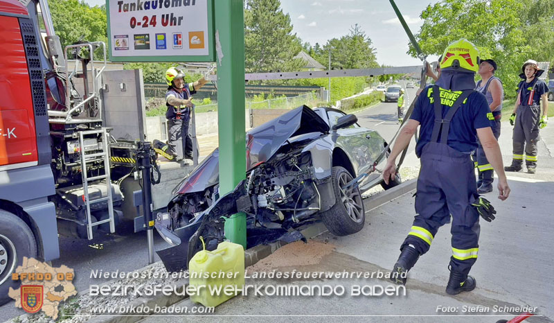20250630_Fahrzeug prallt frontal gegen Tankstellen-Anzeigetafel in Tattendorf  Foto: Stefan Schneider BFKDO BADEN