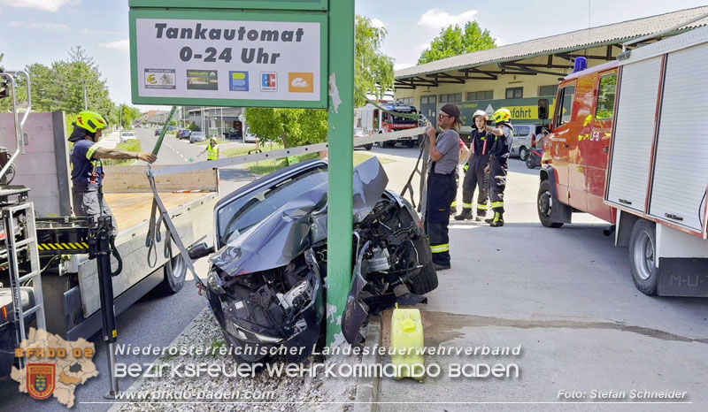 20250630_Fahrzeug prallt frontal gegen Tankstellen-Anzeigetafel in Tattendorf  Foto: Stefan Schneider BFKDO BADEN