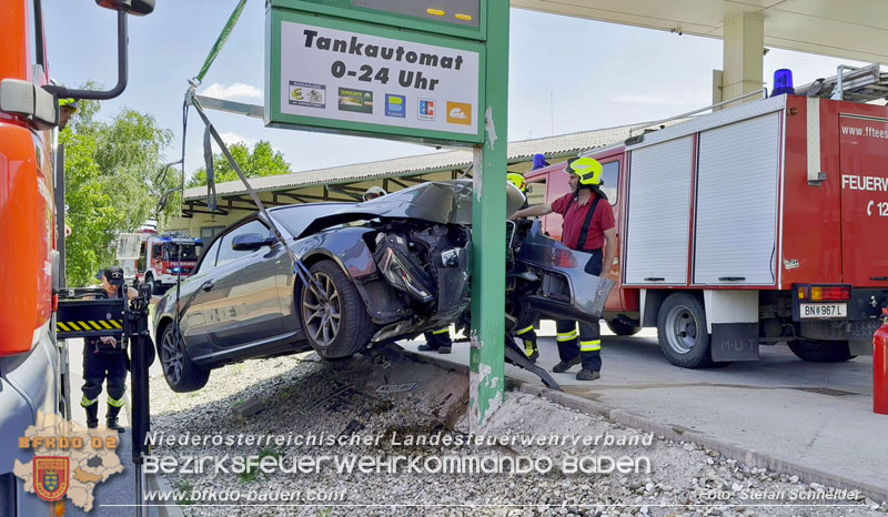 20250630_Fahrzeug prallt frontal gegen Tankstellen-Anzeigetafel in Tattendorf  Foto: Stefan Schneider BFKDO BADEN
