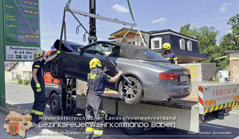 20250630_Fahrzeug prallt frontal gegen Tankstellen-Anzeigetafel in Tattendorf  Foto: Stefan Schneider BFKDO BADEN