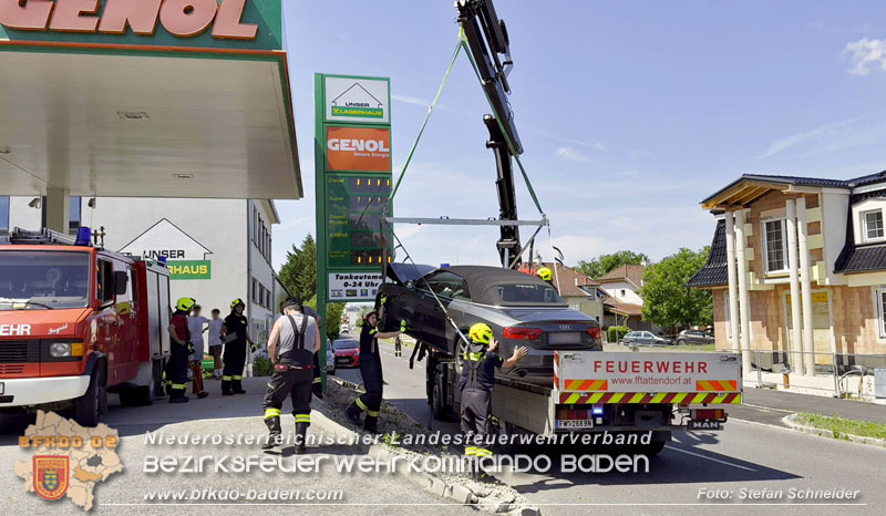 20250630_Fahrzeug prallt frontal gegen Tankstellen-Anzeigetafel in Tattendorf  Foto: Stefan Schneider BFKDO BADEN