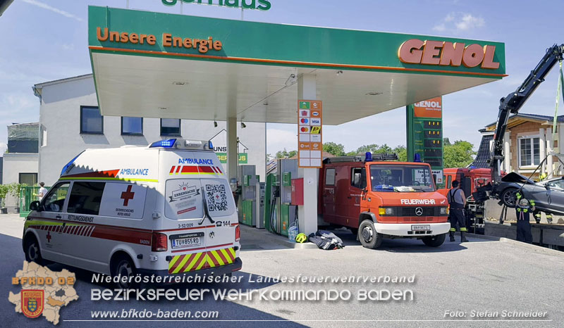 20250630_Fahrzeug prallt frontal gegen Tankstellen-Anzeigetafel in Tattendorf  Foto: Stefan Schneider BFKDO BADEN