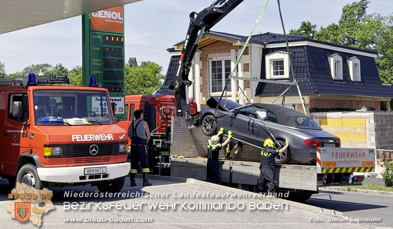 20250630_Fahrzeug prallt frontal gegen Tankstellen-Anzeigetafel in Tattendorf  Foto: Stefan Schneider BFKDO BADEN