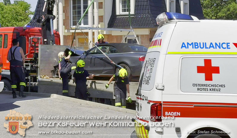 20250630_Fahrzeug prallt frontal gegen Tankstellen-Anzeigetafel in Tattendorf  Foto: Stefan Schneider BFKDO BADEN