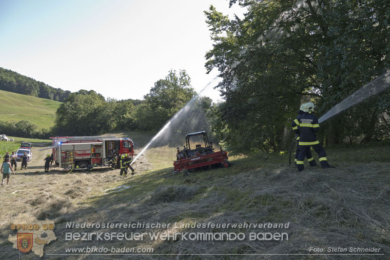 20250701_Landmaschinenbrand bei Heuarbeiten in Reintal bei Weissenbach/Triesting Foto: Stefan Schneider BFKDO BADEN 20250701_Landmaschinenbrand bei Heuarbeiten in Reintal bei Weissenbach/Triesting Foto: Stefan Schneider BFKDO BADEN