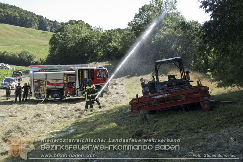20250701_Landmaschinenbrand bei Heuarbeiten in Reintal bei Weissenbach/Triesting Foto: Stefan Schneider BFKDO BADEN 20250701_Landmaschinenbrand bei Heuarbeiten in Reintal bei Weissenbach/Triesting Foto: Stefan Schneider BFKDO BADEN