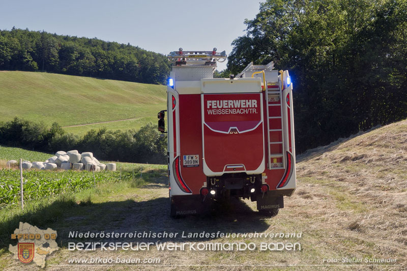 20250701_Landmaschinenbrand bei Heuarbeiten in Reintal bei Weissenbach/Triesting Foto: Stefan Schneider BFKDO BADEN 20250701_Landmaschinenbrand bei Heuarbeiten in Reintal bei Weissenbach/Triesting Foto: Stefan Schneider BFKDO BADEN