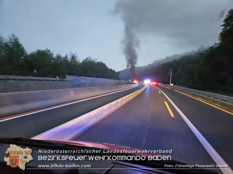 20250705_Vollbrand Kleintransporter auf der A21 im Baustellenbereich  Foto: Freiwillige Feuerwehr Alland