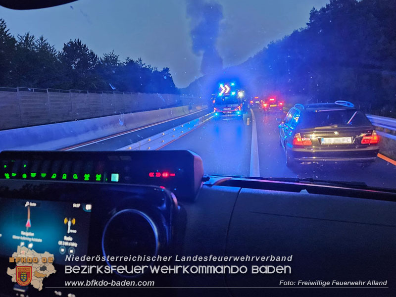 20250705_Vollbrand Kleintransporter auf der A21 im Baustellenbereich  Foto: Freiwillige Feuerwehr Alland