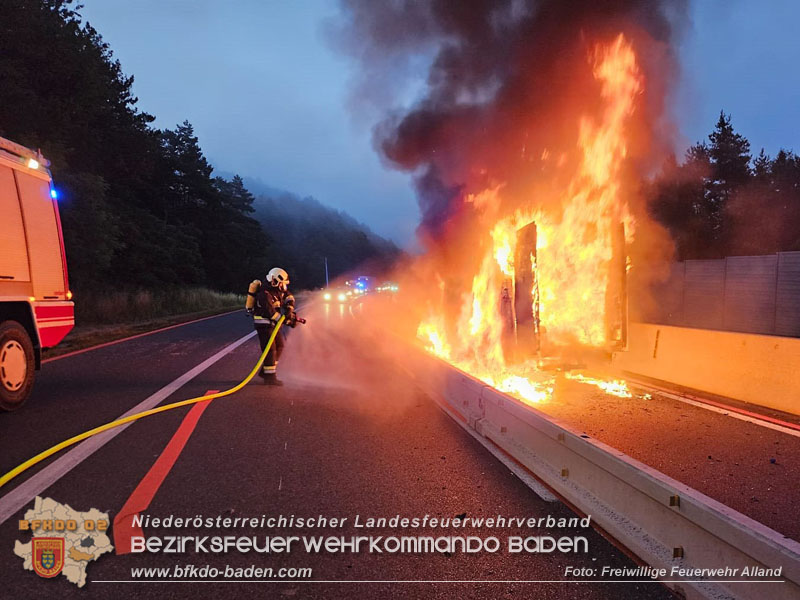 20250705_Vollbrand Kleintransporter auf der A21 im Baustellenbereich  Foto: Freiwillige Feuerwehr Alland