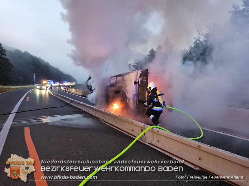 20250705_Vollbrand Kleintransporter auf der A21 im Baustellenbereich  Foto: Freiwillige Feuerwehr Alland