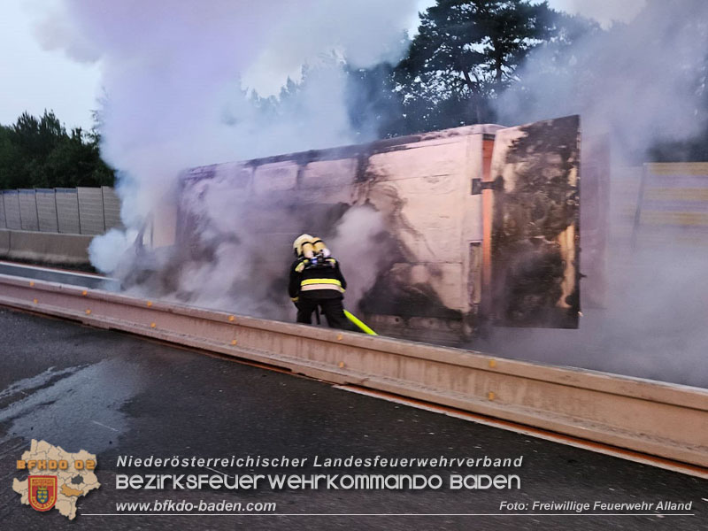 20250705_Vollbrand Kleintransporter auf der A21 im Baustellenbereich  Foto: Freiwillige Feuerwehr Alland