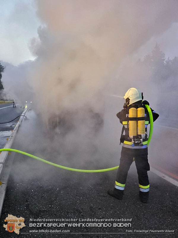 20250705_Vollbrand Kleintransporter auf der A21 im Baustellenbereich  Foto: Freiwillige Feuerwehr Alland
