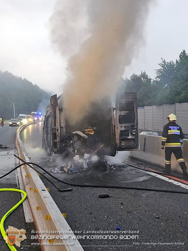 20250705_Vollbrand Kleintransporter auf der A21 im Baustellenbereich  Foto: Freiwillige Feuerwehr Alland