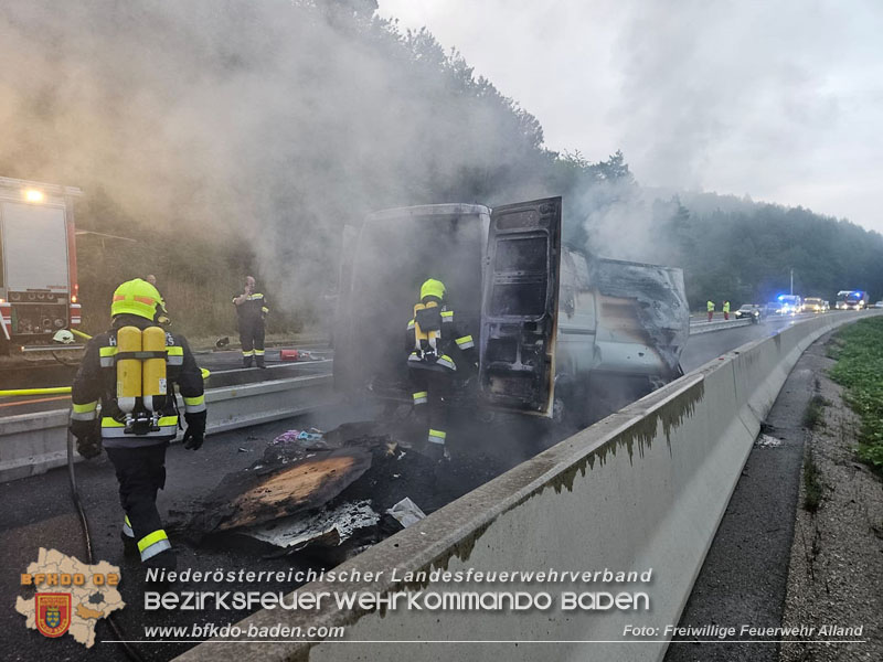 20250705_Vollbrand Kleintransporter auf der A21 im Baustellenbereich  Foto: Freiwillige Feuerwehr Alland