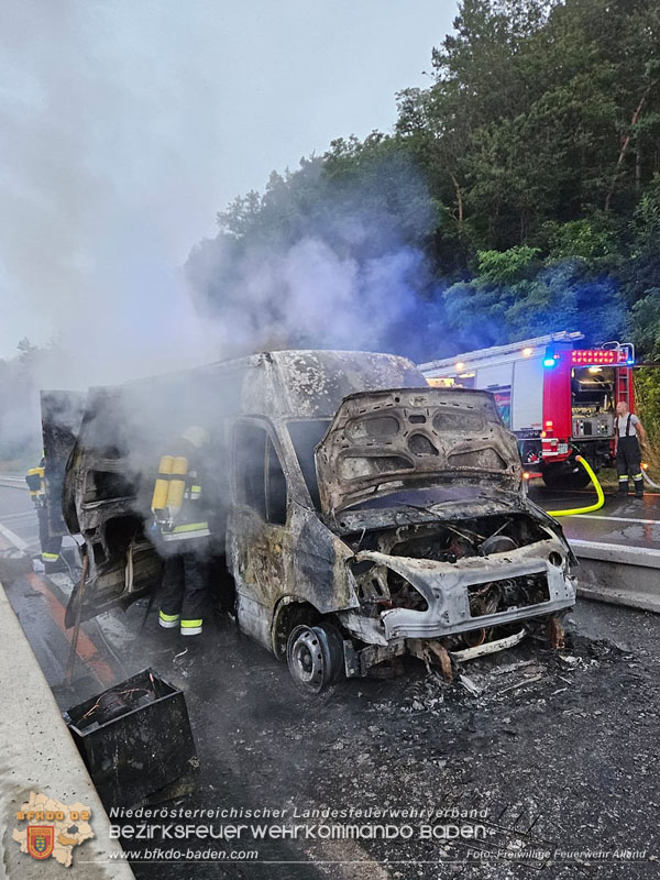 20250705_Vollbrand Kleintransporter auf der A21 im Baustellenbereich  Foto: Freiwillige Feuerwehr Alland
