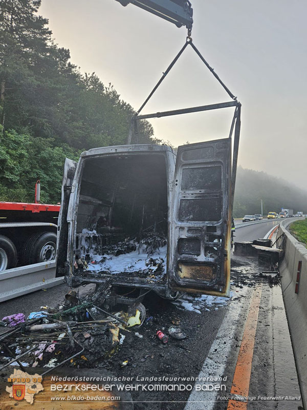 20250705_Vollbrand Kleintransporter auf der A21 im Baustellenbereich  Foto: Freiwillige Feuerwehr Alland
