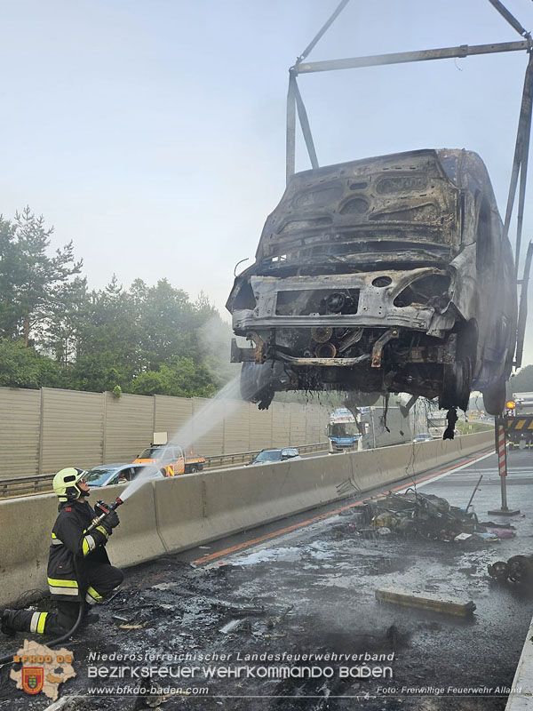 20250705_Vollbrand Kleintransporter auf der A21 im Baustellenbereich  Foto: Freiwillige Feuerwehr Alland