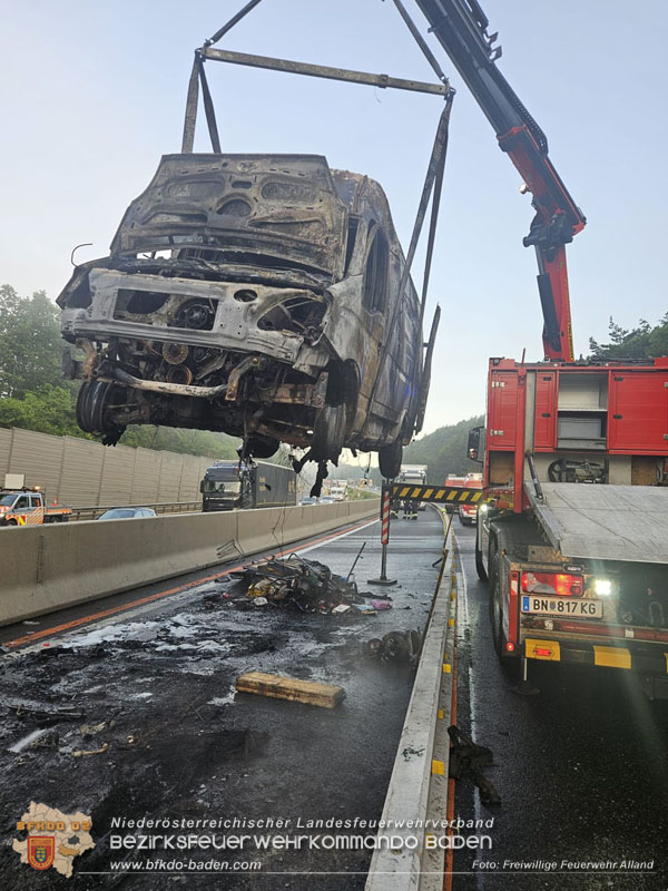 20250705_Vollbrand Kleintransporter auf der A21 im Baustellenbereich  Foto: Freiwillige Feuerwehr Alland