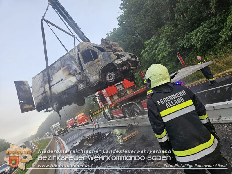 20250705_Vollbrand Kleintransporter auf der A21 im Baustellenbereich  Foto: Freiwillige Feuerwehr Alland