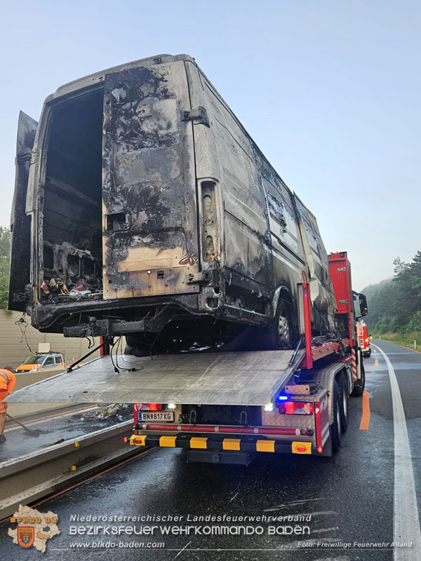 20250705_Vollbrand Kleintransporter auf der A21 im Baustellenbereich  Foto: Freiwillige Feuerwehr Alland