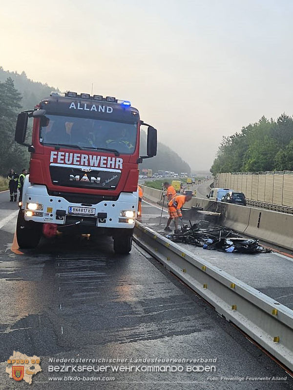 20250705_Vollbrand Kleintransporter auf der A21 im Baustellenbereich  Foto: Freiwillige Feuerwehr Alland