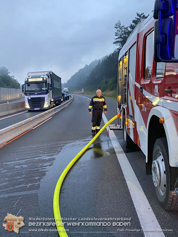 20250705_Vollbrand Kleintransporter auf der A21 im Baustellenbereich  Foto: Freiwillige Feuerwehr Hochstrass