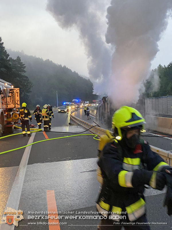 20250705_Vollbrand Kleintransporter auf der A21 im Baustellenbereich  Foto: Freiwillige Feuerwehr Hochstrass