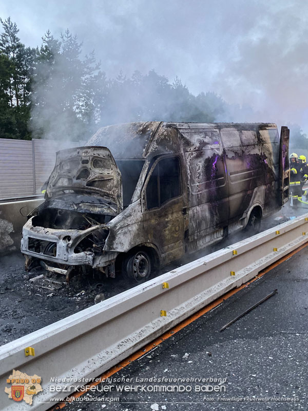20250705_Vollbrand Kleintransporter auf der A21 im Baustellenbereich  Foto: Freiwillige Feuerwehr Hochstrass