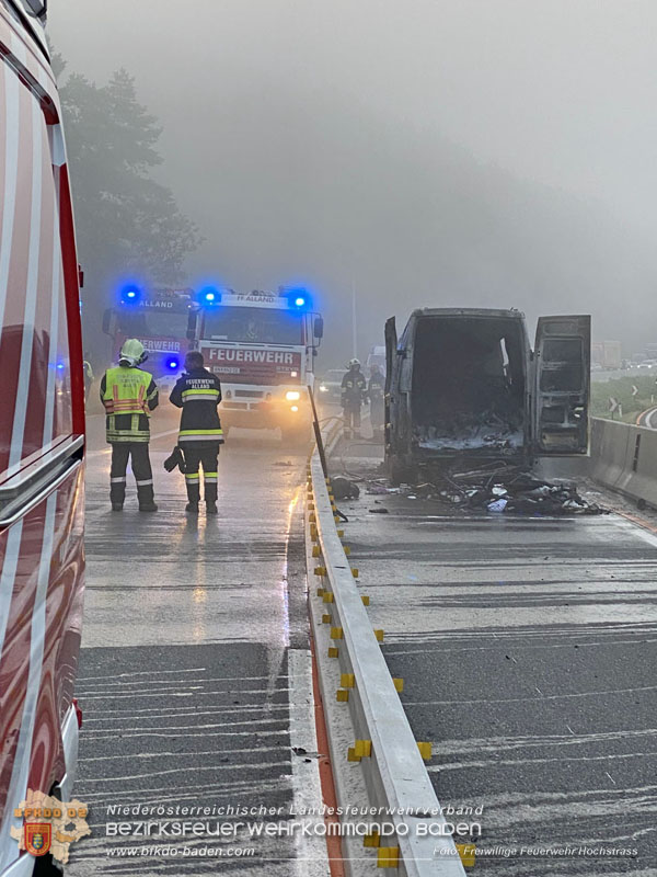 20250705_Vollbrand Kleintransporter auf der A21 im Baustellenbereich  Foto: Freiwillige Feuerwehr Hochstrass