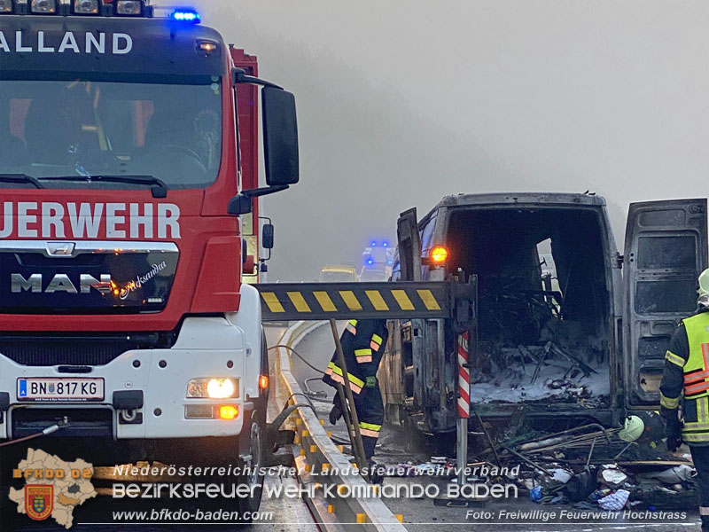20250705_Vollbrand Kleintransporter auf der A21 im Baustellenbereich  Foto: Freiwillige Feuerwehr Hochstrass