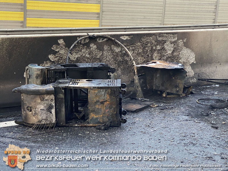 20250705_Vollbrand Kleintransporter auf der A21 im Baustellenbereich  Foto: Freiwillige Feuerwehr Hochstrass
