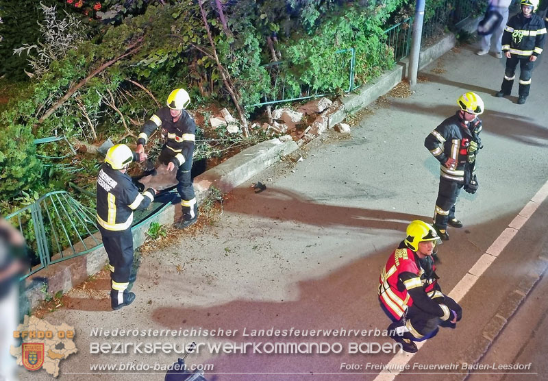 20250714_PKW steckt in Zaun von MOTEL in Baden   Foto: FF Baden-Leesdorf