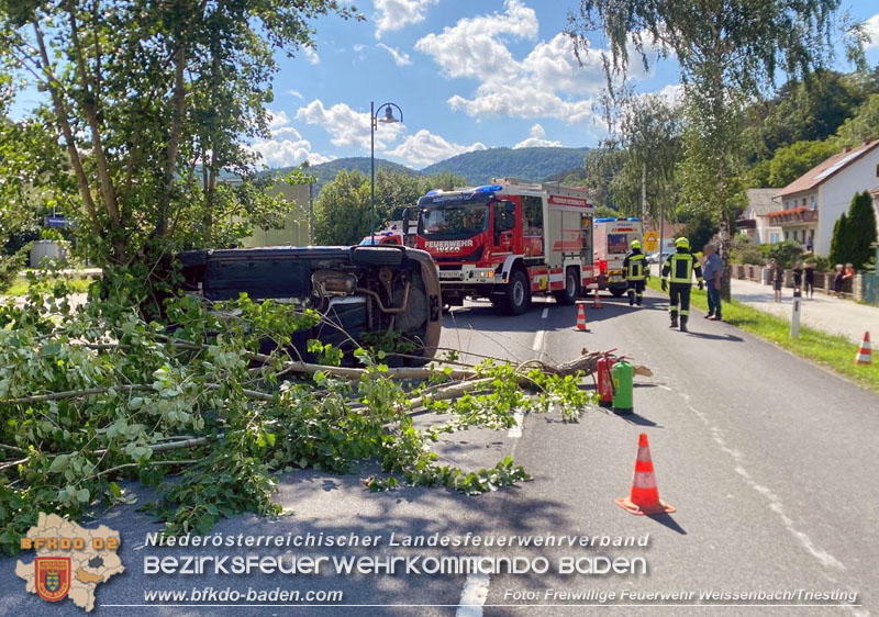 20250803_Schwerer Verkehrsunfall auf der B18 in Weissenbach a.d.Triesting Foto: FF Weissenbach/Triesting