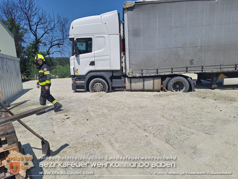 20250813_Kraneinsatz wegen festgefahrenen LKW-Sattelzug in Tribuswinkel Foto: Freiwillige Feuerwehr Tribuswinkel / Stefan Mitheis 20250813_Kraneinsatz wegen festgefahrenen LKW-Sattelzug in Tribuswinkel Foto: Freiwillige Feuerwehr Tribuswinkel / Stefan Mitheis
