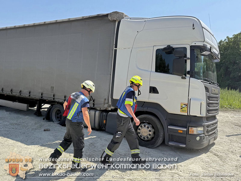20250813_Kraneinsatz wegen festgefahrenen LKW-Sattelzug in Tribuswinkel  Foto: Stefan Schneider BFKDO BADEN