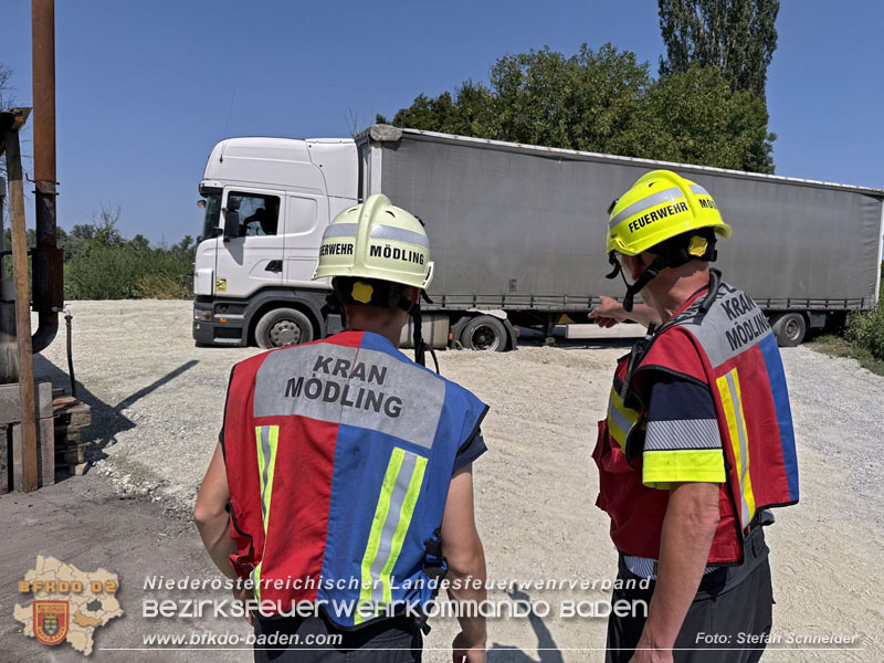 20250813_Kraneinsatz wegen festgefahrenen LKW-Sattelzug in Tribuswinkel  Foto: Stefan Schneider BFKDO BADEN