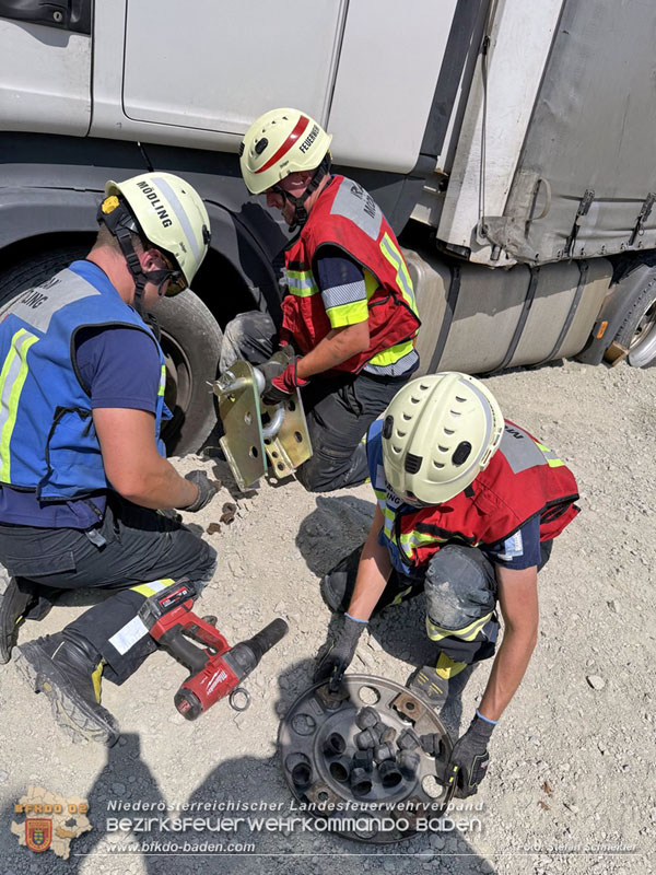 20250813_Kraneinsatz wegen festgefahrenen LKW-Sattelzug in Tribuswinkel  Foto: Stefan Schneider BFKDO BADEN