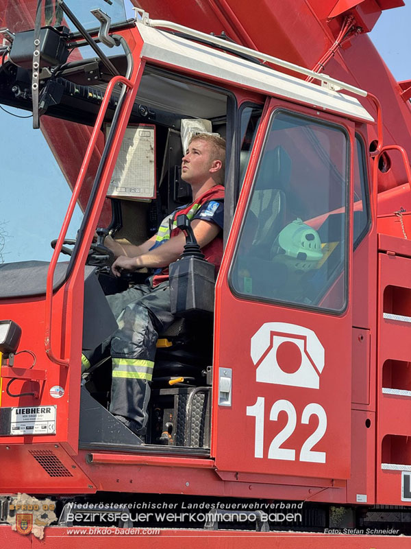 20250813_Kraneinsatz wegen festgefahrenen LKW-Sattelzug in Tribuswinkel  Foto: Stefan Schneider BFKDO BADEN