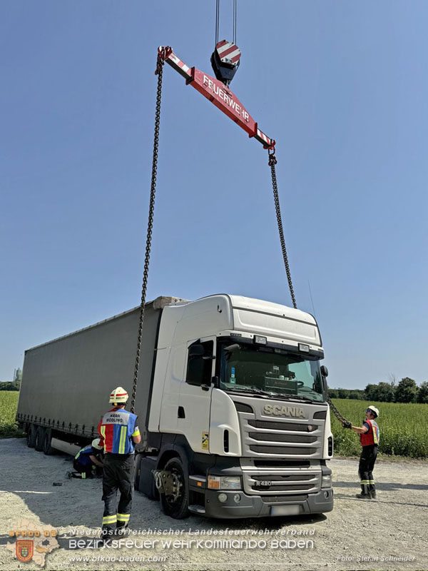 20250813_Kraneinsatz wegen festgefahrenen LKW-Sattelzug in Tribuswinkel  Foto: Stefan Schneider BFKDO BADEN