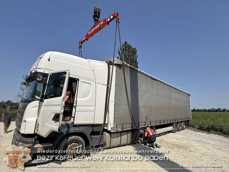 20250813_Kraneinsatz wegen festgefahrenen LKW-Sattelzug in Tribuswinkel  Foto: Stefan Schneider BFKDO BADEN
