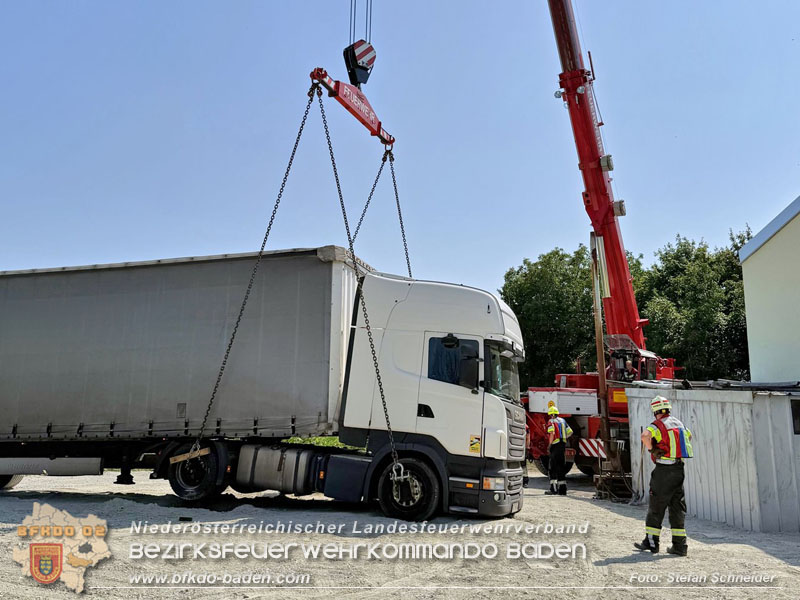 20250813_Kraneinsatz wegen festgefahrenen LKW-Sattelzug in Tribuswinkel  Foto: Stefan Schneider BFKDO BADEN