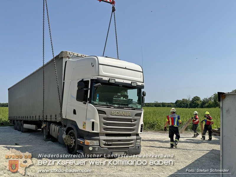 20250813_Kraneinsatz wegen festgefahrenen LKW-Sattelzug in Tribuswinkel  Foto: Stefan Schneider BFKDO BADEN