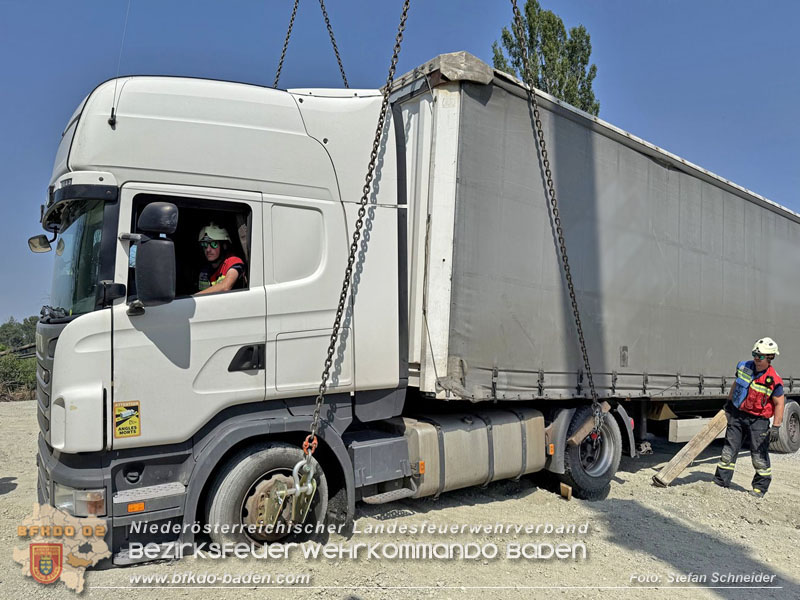 20250813_Kraneinsatz wegen festgefahrenen LKW-Sattelzug in Tribuswinkel  Foto: Stefan Schneider BFKDO BADEN