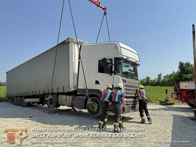 20250813_Kraneinsatz wegen festgefahrenen LKW-Sattelzug in Tribuswinkel  Foto: Stefan Schneider BFKDO BADEN