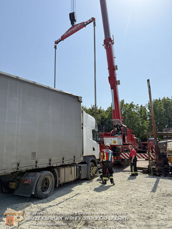 20250813_Kraneinsatz wegen festgefahrenen LKW-Sattelzug in Tribuswinkel  Foto: Stefan Schneider BFKDO BADEN