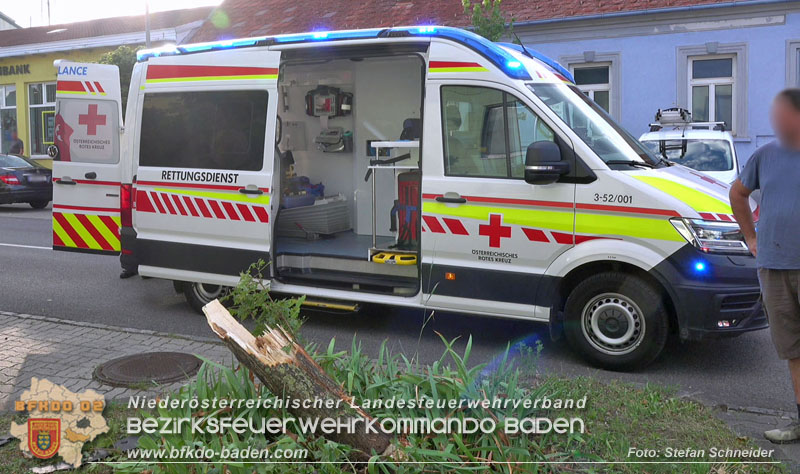20250822_Pkw Lenkerin prallt im Ortsgebiet frontal gegen Baum Foto: Stefan Schneider BFKDO BADEN 20250822_Pkw Lenkerin prallt im Ortsgebiet frontal gegen Baum Foto: Stefan Schneider BFKDO BADEN